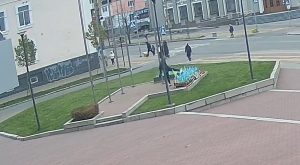 🤬Чоловік пинав і пройшовся по прапорцях загиблих Героїв. Боляче дивитися… 💔