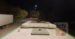🚌😱 Небезпечна розвага: дитина катається на даху автобуса в Білій Церкві та знімає це на відео!